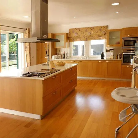 Sleeps 10 Pool Air Con
